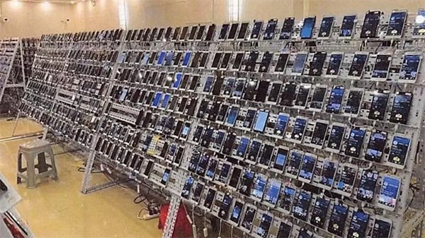 美国司法部法庭文件中展示的据称用于电诈的“手机农场”照片